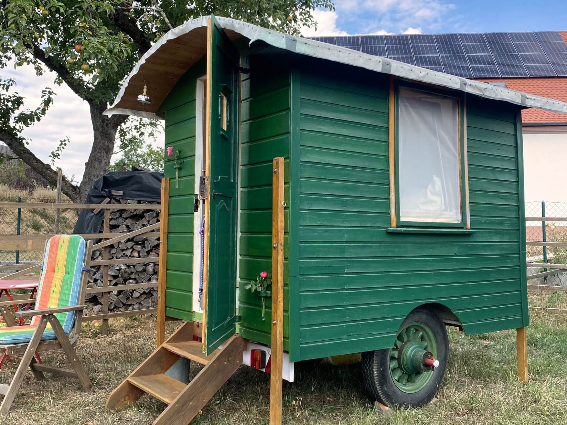 Übernachtung im Schäferwagen auf der Alpakawiese - Schäferwagen von der Seite - Fenster mit Fliegengitter